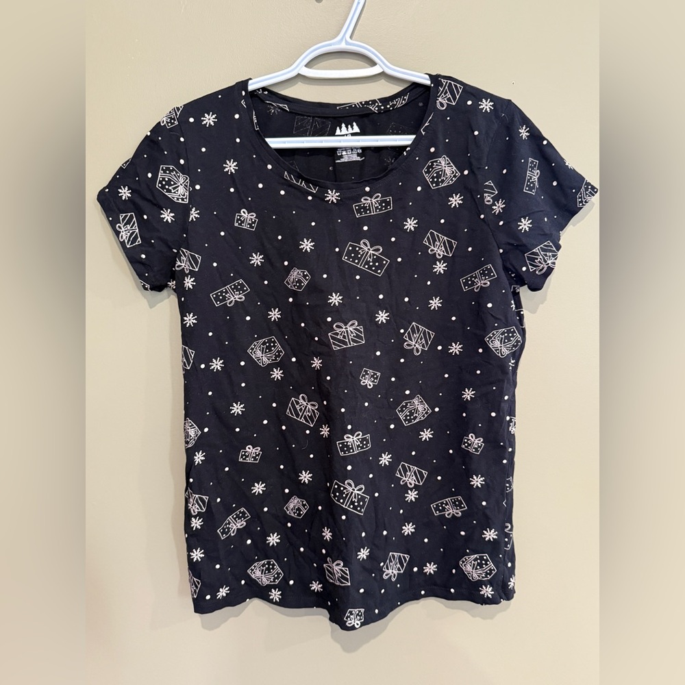 🔴2/$10 SALE🔴Black T-Shirt with Gift Print